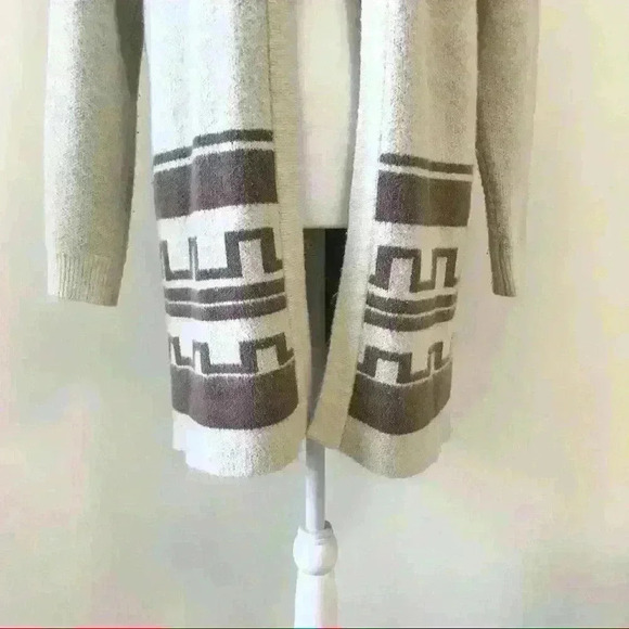 Forever 21 Oversized Cream Aztec Print Cardigan - Picture 2 of 7